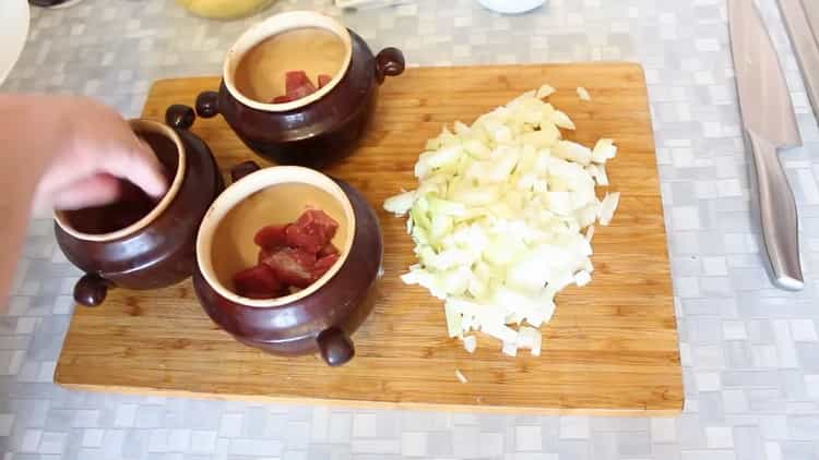 Pour préparer le bœuf dans des pots avec des pommes de terre au four, mettez les ingrédients dans un pot
