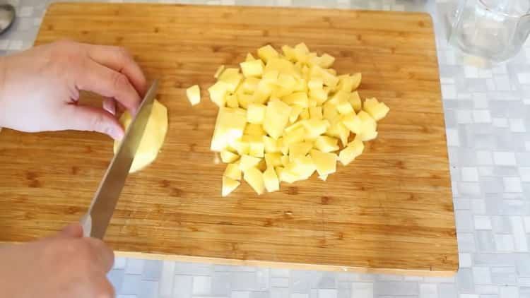 Pour préparer le bœuf dans des pots avec des pommes de terre au four, préparez les ingrédients