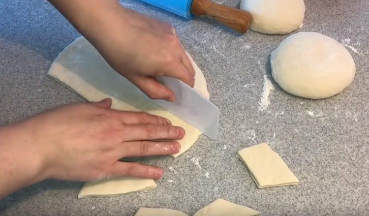 Couper la pâte roulée avec des losanges.