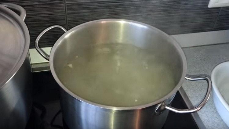 Filtrer le bouillon, transférer la viande et les pommes de terre dans un plat.