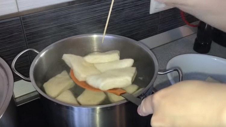 Removing khinkali from the broth, be sure to pierce them.