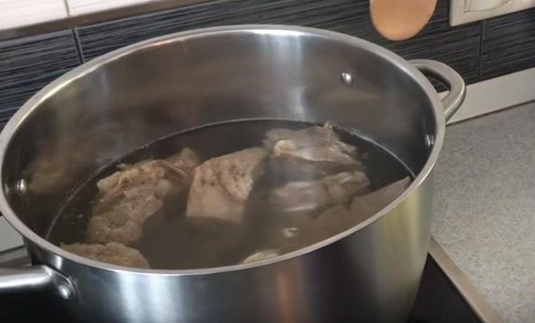 Cook the meat broth.