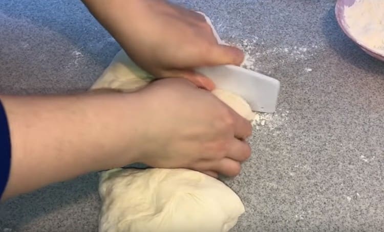 Divide the dough into several pieces.
