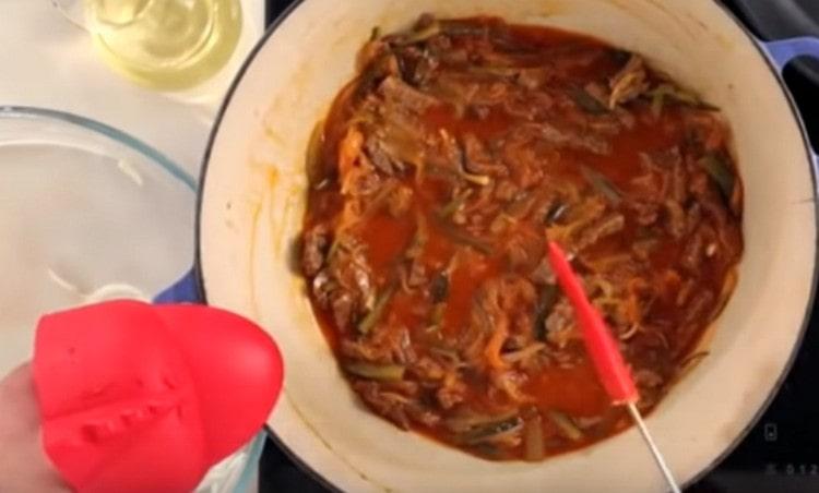 Stew the dish under the lid, mixing well.