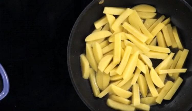 Mettez les pommes de terre dans la casserole.