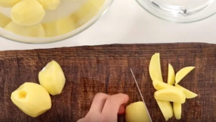 Cut the potatoes into small sticks.