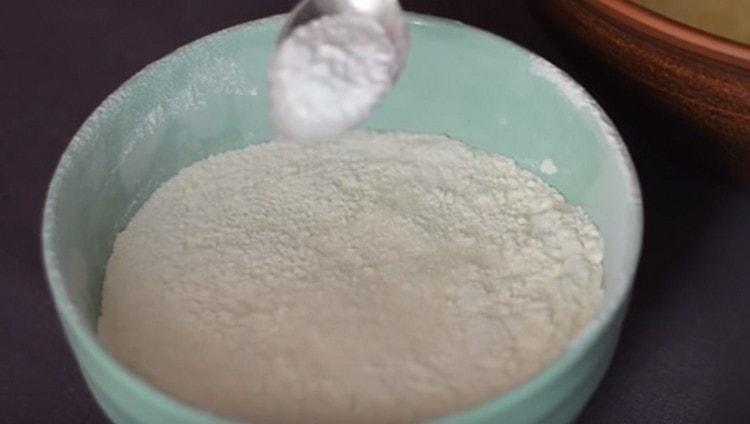 Mélanger la farine avec le sucre vanillé et la levure chimique.