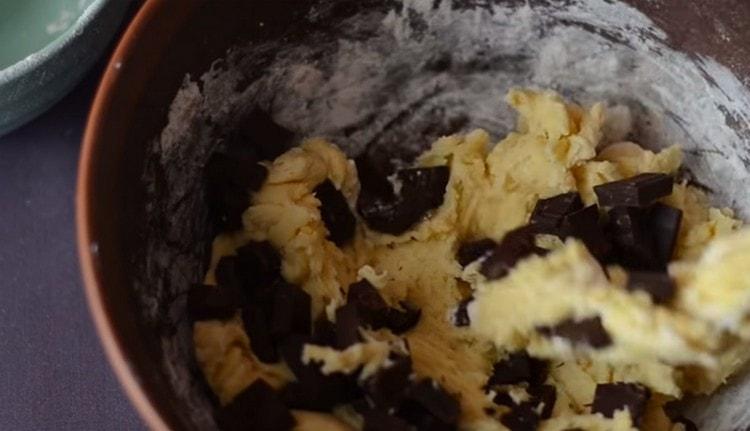 Add the chocolate broken into pieces into the dough and mix.