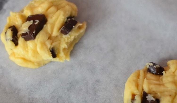 À l'aide de deux cuillères, nous étalons la pâte sur une plaque à pâtisserie recouverte de papier sulfurisé.