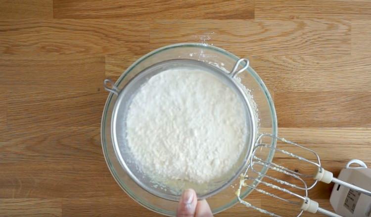 Tamiser la farine pour obtenir une pâte à base de liquide.