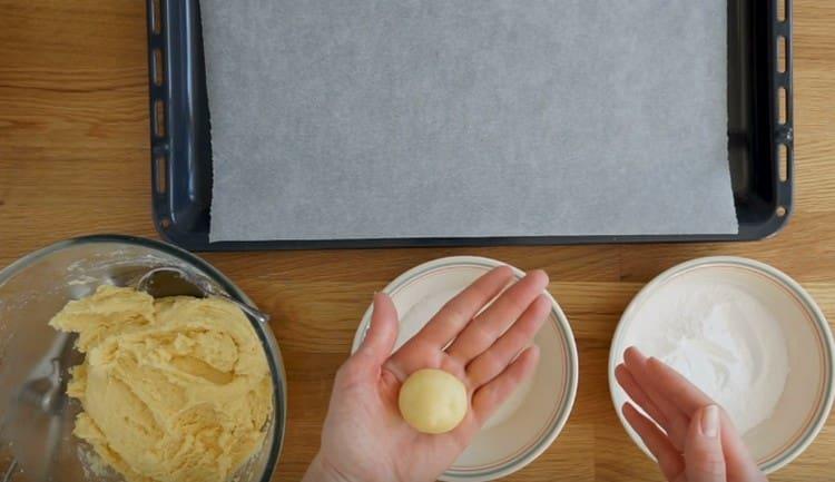 Nous recueillons la pâte avec une cuillère et la roulons en boule avec nos mains.