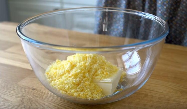 Maslacu dodajte vrhnje sa šećerom.