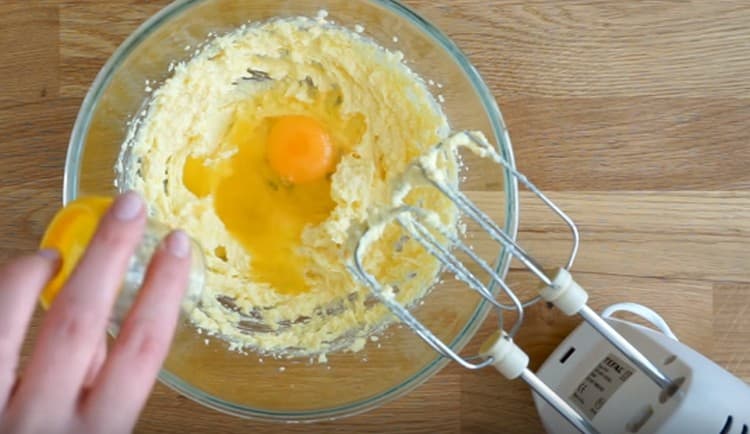 Ajoutez l'oeuf et le jus d'orange à la masse grasse.