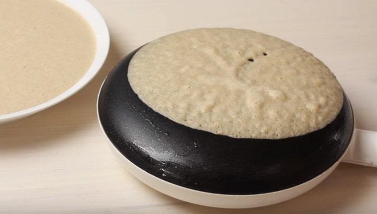 Fry pancakes in a preheated pan.