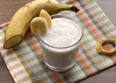 Cooking a quick and delicious banana smoothie with a recipe with a photo.