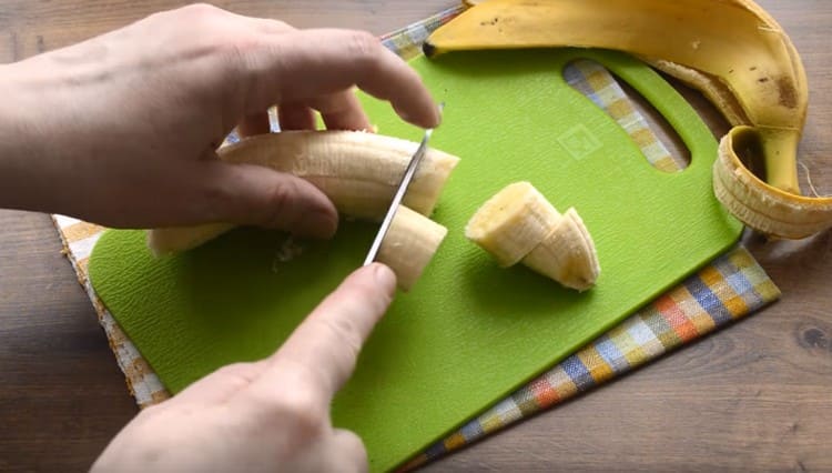 Couper la banane en morceaux et l'envoyer dans le bol du mélangeur.