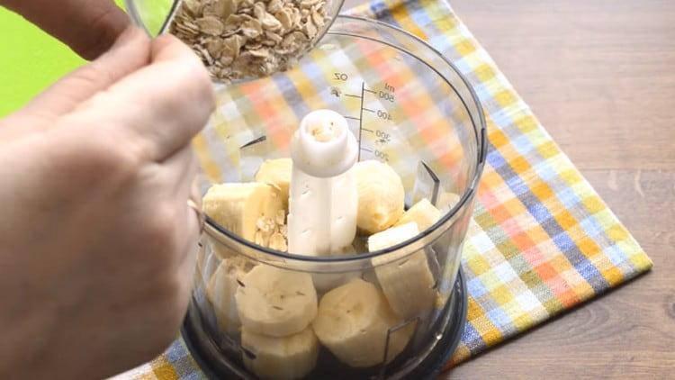 Add oatmeal to the banana slices.