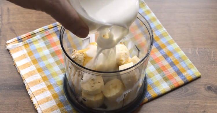 Agregue una cucharada de miel y leche o yogurt.