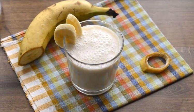 Au moment de servir un smoothie à la banane, garnir de tranches de banane.