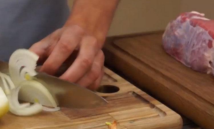 Couper les oignons en fines demi-anneaux.