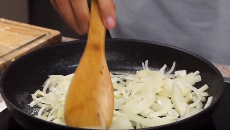 Séparément, faites revenir les oignons dans une poêle avec du beurre.