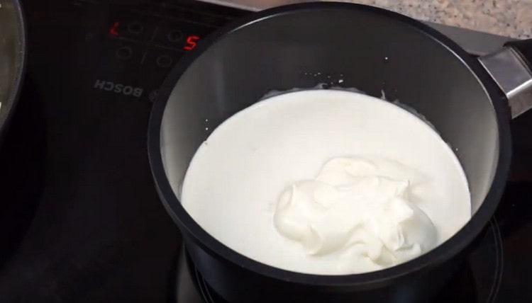 Dans une casserole, nous combinons la crème sure et la crème.