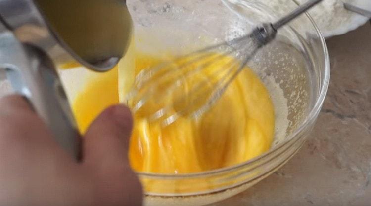 Reliez lentement la base de la crème pâtissière à la masse d’œufs.