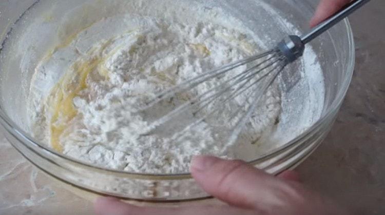 Entrez la farine et mélangez la pâte.