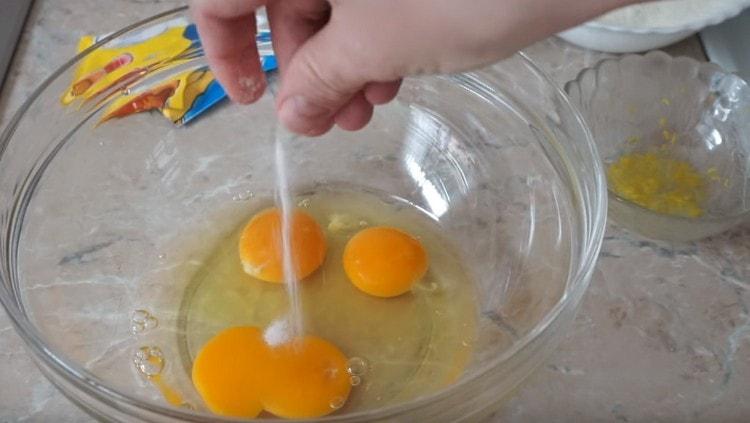 En un tazón, bata los huevos, agregue sal.