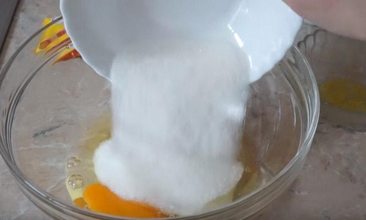 Inmediatamente vierta azúcar en los huevos.