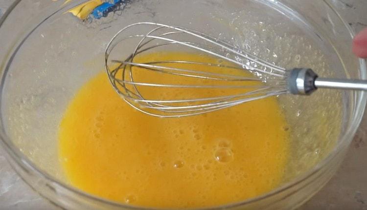 À l'aide d'un fouet, battre la masse d'œufs en une mousse légère.