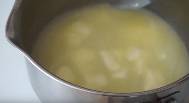 Por separado, en una cacerola, derrita la mantequilla.