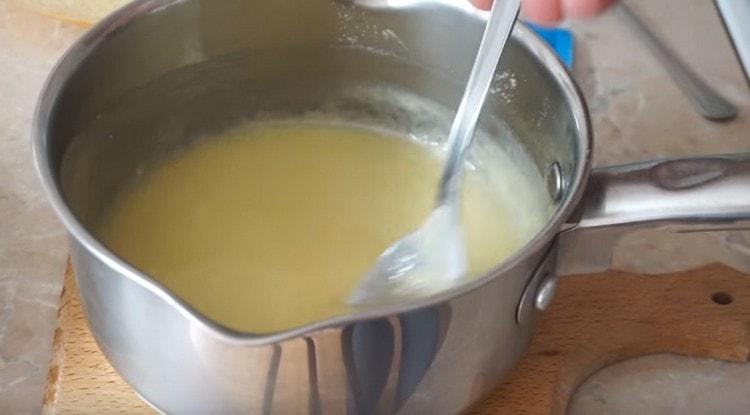 Mélangez rapidement la masse en brassant la pâte.