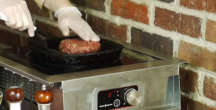 Pour faire cuire des steaks de boeuf, chauffer la poêle