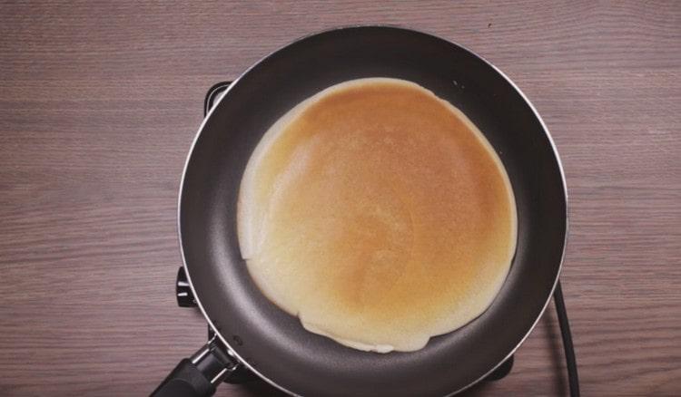 Fry the pancake on both sides.