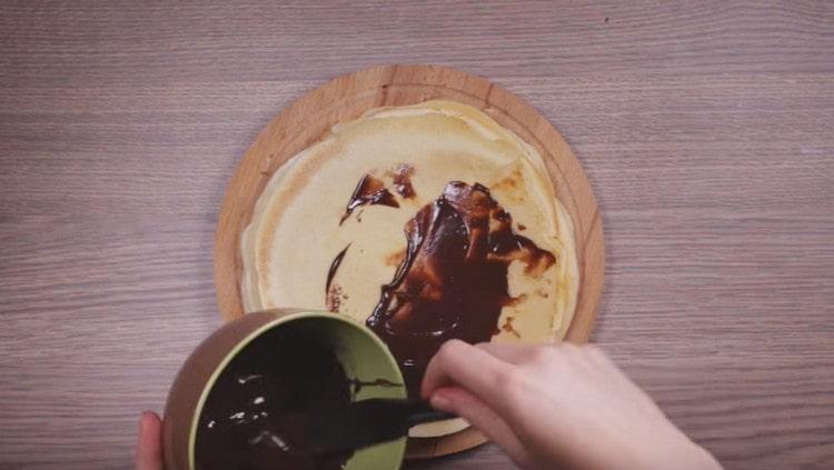 Graisser le pancake avec du chocolat.