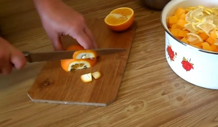 We snijden de citroen en sinaasappel met de schil in halve ringen.