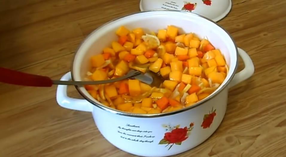 When the pumpkin with fruit starts up juice, you can start cooking jam.