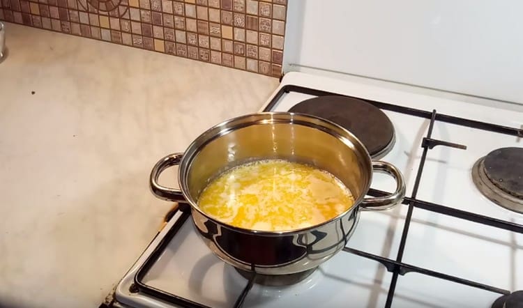 Faites fondre le beurre ou la margarine crémeuse à l'avance.