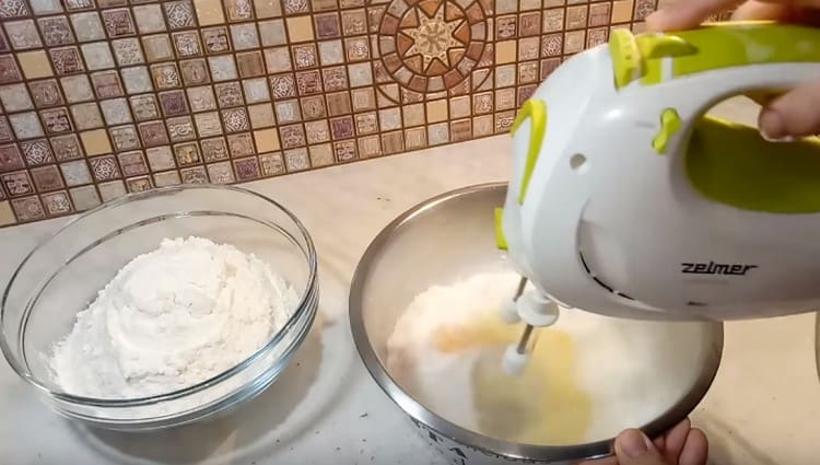 Beat eggs with sugar and starch with a mixer.