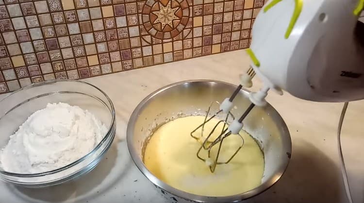 Enter the melted butter and mix again.