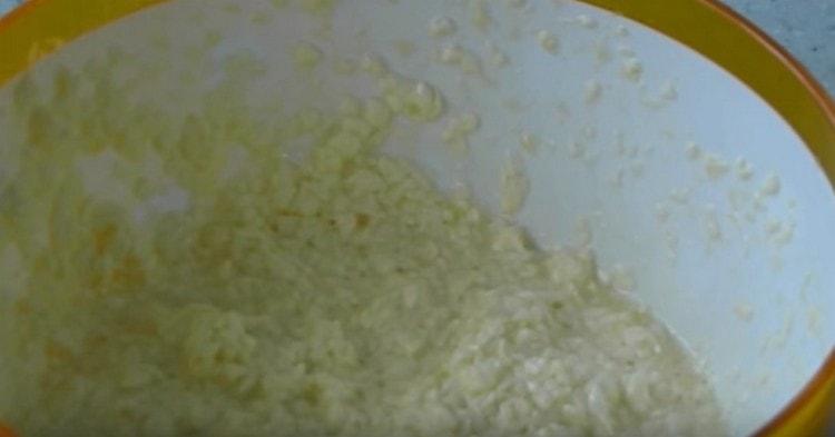 Agregue mantequilla ablandada a la masa de huevo y muela los ingredientes.