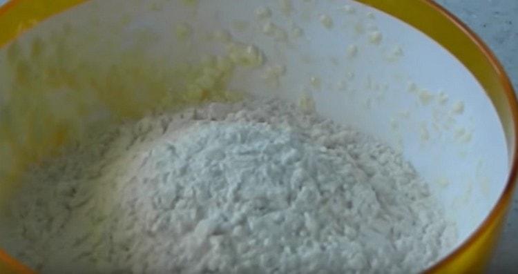 We add the flour in parts and knead the dough.