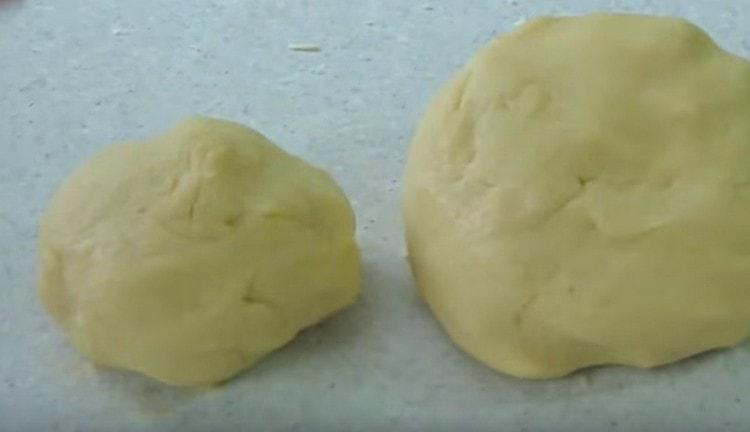 We divide the finished dough into two parts: larger and smaller.