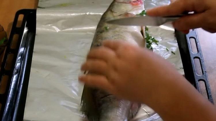 Pour préparer le suduk dans une feuille, couper le poisson