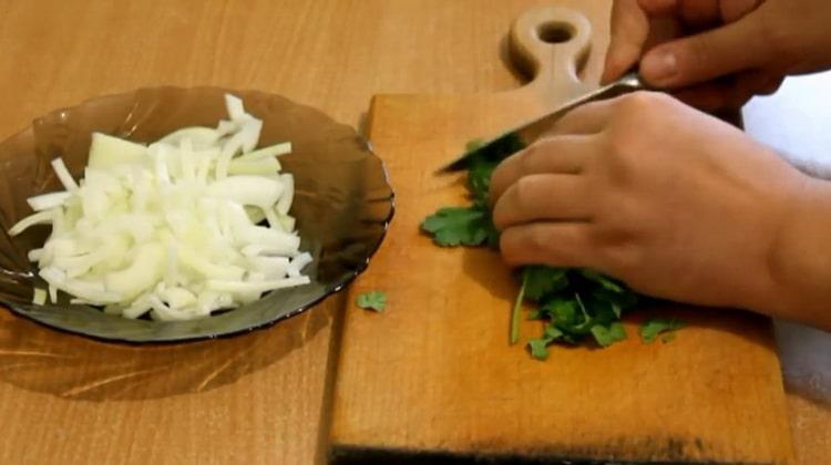Para preparar el suduk en papel de aluminio, corte las verduras.