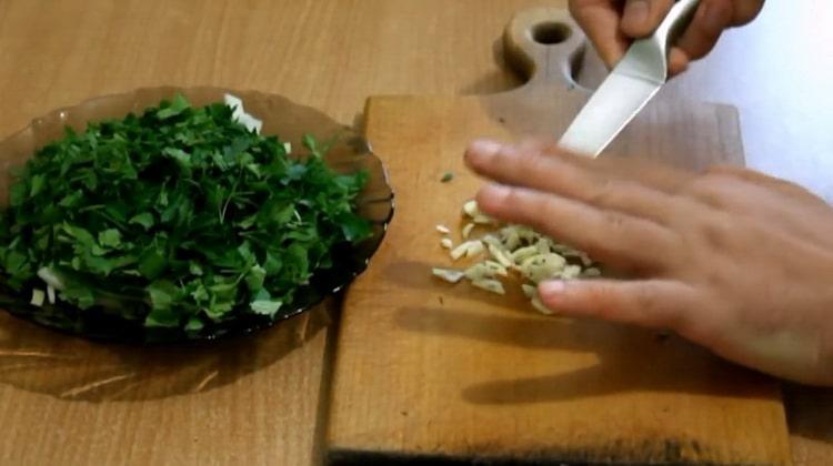 To prepare the suduk in foil, chop the garlic