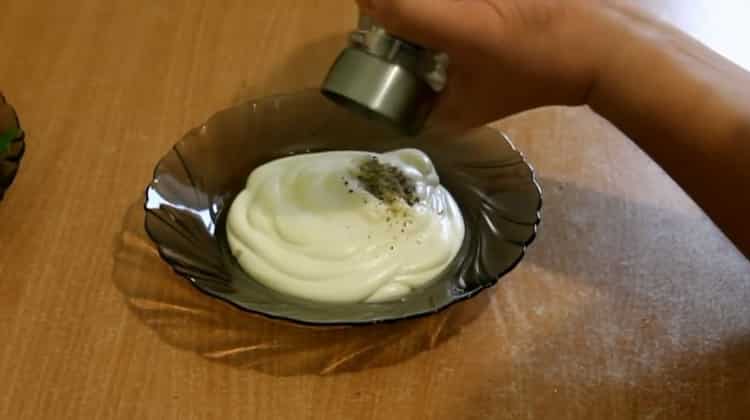 Para cocinar suduk en papel de aluminio, mezcle la crema agria con las especias.