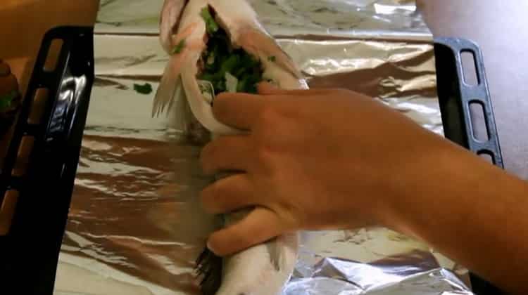 Para cocinar suduk en papel de aluminio, cocine pescado