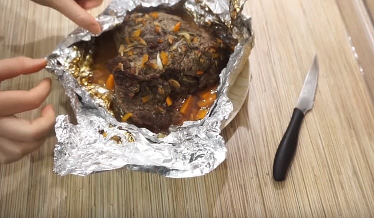 Un tel boeuf au four dans le papier d'aluminium est juteux et très tendre.